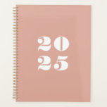 Moderne staubige rosa Sonderausgabe Jahr stilvolle Planer<br><div class="desc">Minimalistische staubige rosa und weiße, moderne, fett-stylische Typografie-Zahlen Maßstab Jahr Plananner. Benutzerdefinierter weißer Text, Zahlen, staubrosa, schlichter Hintergrund. Sie können es mit Ihren Initialen, Monogramm, Jahr, etc. personalisiert oder einfach den Text löschen, und die schlichte schwarze Farbe verlassen.</div>