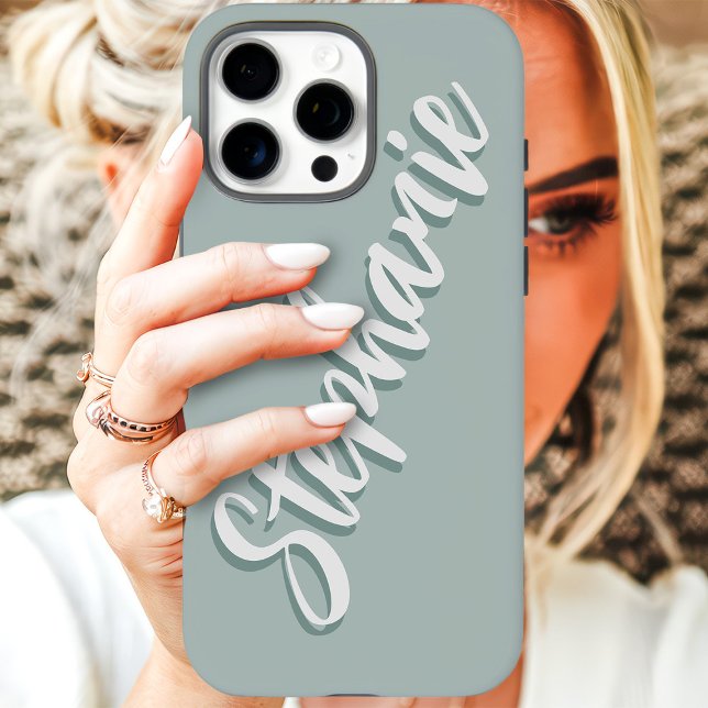 Moderne Staubige Salbei-Minimal-Schrift-Name iPhone 16 Pro Max Hülle (Von Creator hochgeladen)