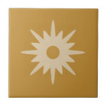 Moderne Sternexplosion des Mittelalters | Ochre Go Fliese<br><div class="desc">Modernes, inspiriertes Design aus der Mitte des Jahrhunderts mit einem Single Vintage Retro-Sternexplosion auf ockergelbem Hintergrund. Einfaches, sauberes modernes Design. Erstellen Sie Ihre eigene, benutzerdefinierte Kachel, indem Sie ein neues Bild hochladen, oder verwenden Sie den "Nachricht"-Button, um den Designer um Hilfe zu bitten. So erstellen Sie Ihr eigenes Design: 1....</div>