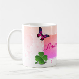 Moderne Stilelemente, rosafarbene Büterfly, grüne Kaffeetasse