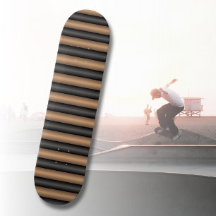 Moderne, stilvoll getoastete braune Streifen mit T Skateboard
