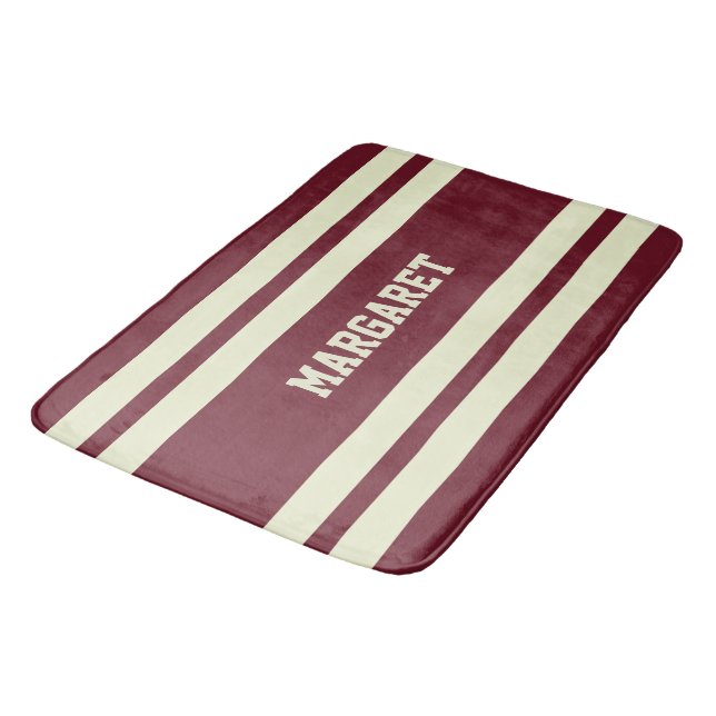 Moderne stilvolle rote weiße Monogramm-Name  Badematte (Schrägansicht)