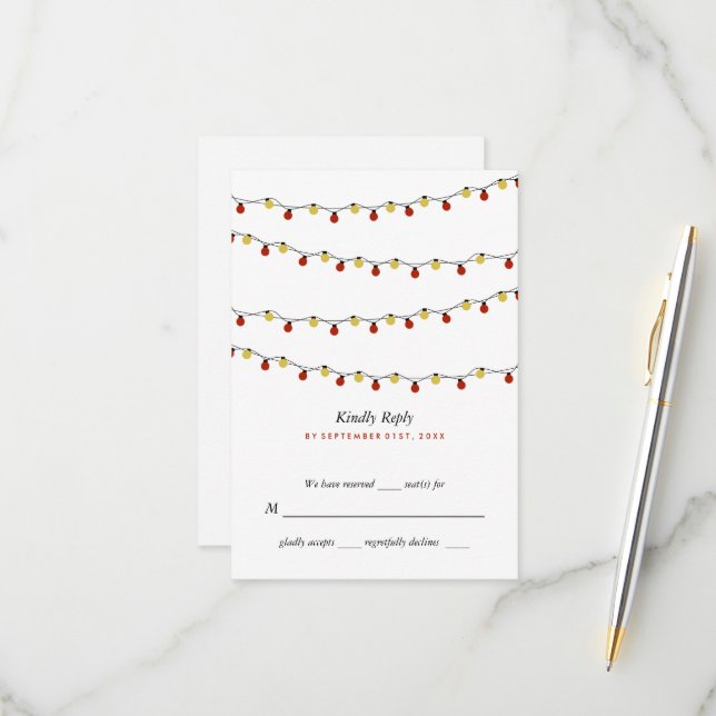 Moderne String Lights, Red & Gold Wedding RSVP Karte (Vorderseite/Rückseite Beispiel)