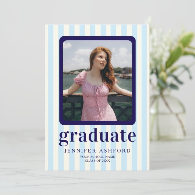 Moderne Stripes Navy Blue Foto Graduation Party Einladung (Stehend Vorderseite)