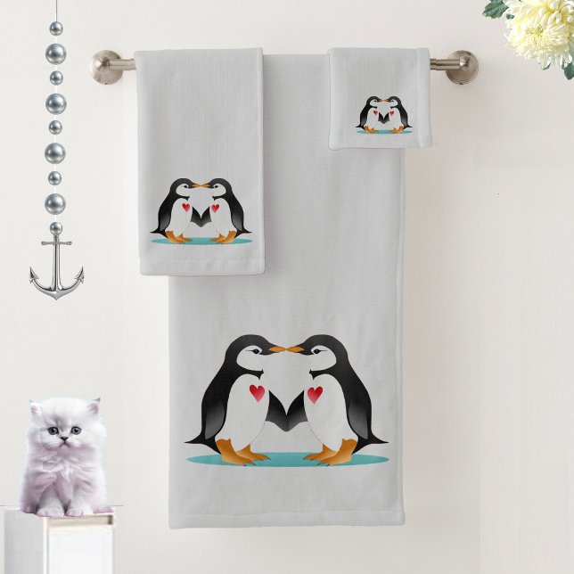 Moderne süße Pinguin-Paar auf Hellgrau Badhandtuch Set (Von Creator hochgeladen)