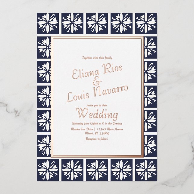 Moderne Talavera Navy Blue Wedding gepresst Folieneinladung (Vorderseite)