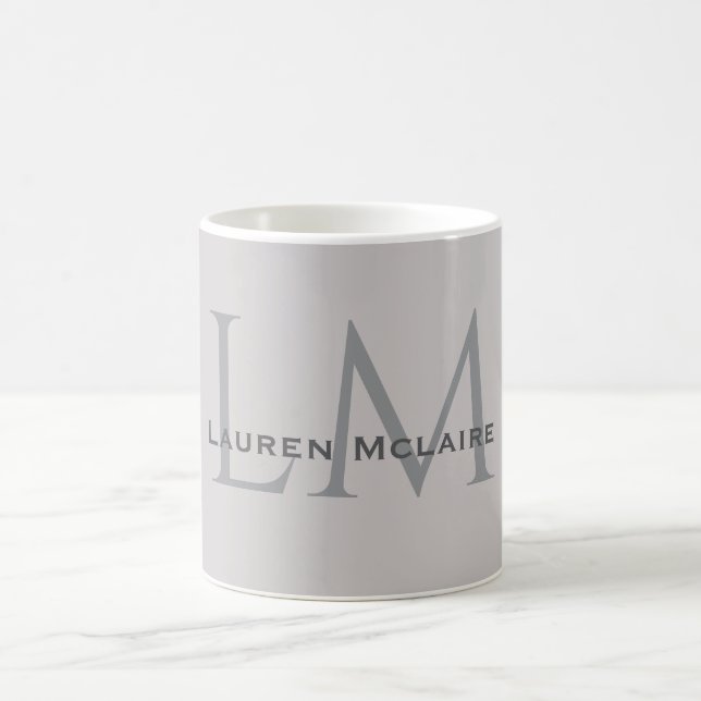 Moderne Taupe-Grau-Monogramm Büro-Stil Kaffeetasse (Mittel)