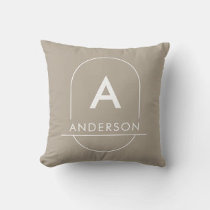 Moderne Taupe-Minimalist-Familienname-Monogramm Kissen