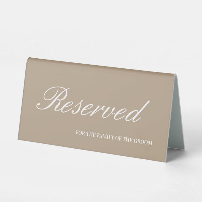 Moderne Taupe & White Script Hochzeit vorbehalten Tischaufsteller (Vorderseite)