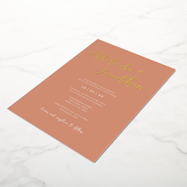 Moderne Terracotta Einfache Hochzeit Gold Letters Folieneinladung (Gedreht)