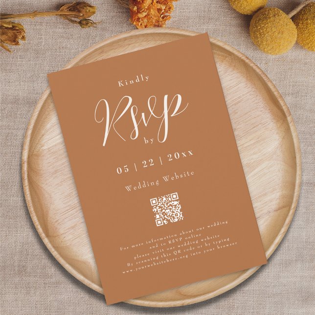 Moderne Terracotta Elegante Script Wedding RSVP Karte (Terracotta and beige elegant script QR code wedding RSVP card)