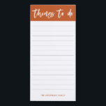 Moderne Terracotta-Kalligrafie-Skripte zu tun Magnetischer Notizblock<br><div class="desc">Moderne Kalligraphie Pinselschrift Dinge zu tun Magnetic Notepad in Terracotta und Weiß. Passen Sie es mit Ihrem Wunschnamen an.</div>
