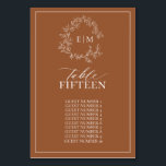 Moderne Terracotta Leafy Wappen Monogram Wedding Tischnummer<br><div class="desc">Erschaffen Sie den perfekten Empfang! Wir lieben diese moderne Terracotta Leafy Wappen Monogram Wedding Tischnummer! Es ist einfach, elegant und so hübsch, mit einem handgezeichneten, grünen Kranz umgeben von einem modernen Hochzeitsmonogramm. Es ist in eleganter Typografie personalisiert und mit handgeschriebener Kalligrafie akzentuiert. Schließlich ist es in einem zarten Rahmen geschnitten....</div>