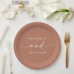 Moderne Terracotta minimale elegante Drehbuch Hoch Pappteller<br><div class="desc">Moderne klassische Typografie fett Gastgeschenk Hochzeit Dekor Papier Platte. Mit moderner, eleganter, minimaler Typografie. Die Terrakotta-Farbe kann individuell angepasst werden.</div>