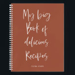 Moderne Terracotta Script Kochrezeption Küche Notizbuch<br><div class="desc">Dieses trendige Rezept-Buch zeichnet sich durch ein minimales Layout mit trendigem Terrakotta Erde pastellfarbenen Hintergrund, whimsical Skript in weiß für "Mein großes Buch der köstlichen Rezepte" und Ihren Text oder Namen der Wahl. Passen Sie dieses Rezept-Tagebuch für Sie an oder geben Sie es als Geschenk für eine Erwärmung des Hauses...</div>