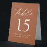 Moderne Terracotta Wedding Tischnummer Tischaufsteller<br><div class="desc">Trendy, minimalistische Zeltschilder auf der Hochzeitszelt mit modernen, weißen Schriftzeichen mit "Tisch" in moderner Kalligraphie-Schrift. Das Design ist mit einem Terrakotta-Hintergrund oder einer Farbe Ihrer Wahl ausgestattet. Das Design wiederholt sich auf der Rückseite. Um die Tischnummer Zeltschilder zu bestellen: Personalisieren Sie Ihre Namen, das Hochzeitsdatum und die Tischnummer. Fügen Sie...</div>
