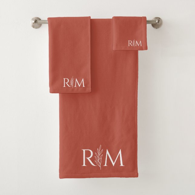 Moderne Terrakotta-Botanik-Monogramm-Initialen Badhandtuch Set (Insitu)