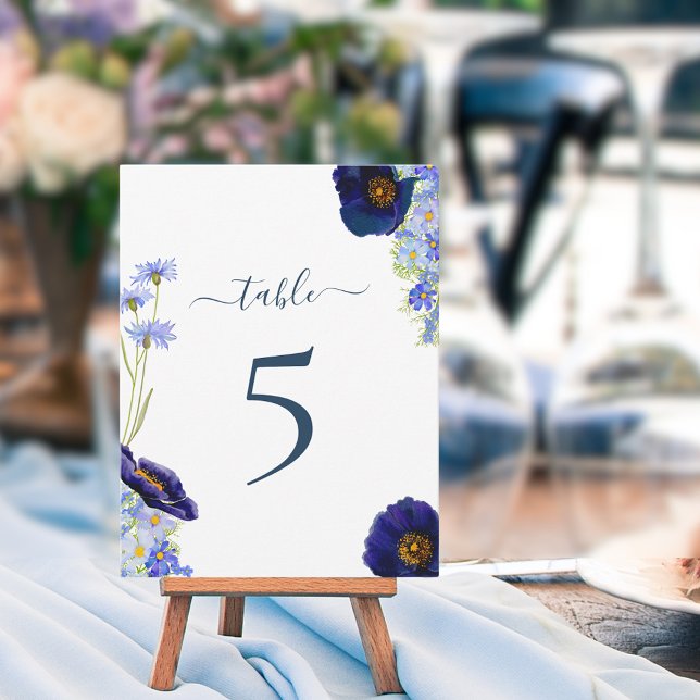 Moderne Tischnummer Hochzeit mit Wildblumen (Elegant wildflower watercolor blue floral stylish typography script wedding table number)