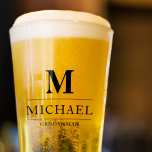 Moderne Trauzeugen geben Monogram Trauzeuge Beer Glas<br><div class="desc">Dieses elegante, mit Monogramm Bierglas aus Trauzeuge besticht durch die Namen der Trauzeugen und eine originelle, in einer trendigen, schwarz-minimalistischen Typografie geschriebene Originalfassung. Fügen Sie einfach die Namen der Trauzeugen und ihre Initialen in den personalize Bereich, um Ihre eigenen maskulinen Trauzeugen Bierglas. Obwohl hier als Trauzeuge Bierglas, leicht anpassen Sie...</div>