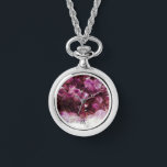 Moderne trendige, lila Amethystie mit Monogramm Armbanduhr<br><div class="desc">Mit modernem,  lila Amethyst-Edelsteinmuster beobachten. Stilvolles,  elegantes Design. Sie können Ihr eigenes Monogramm hinzufügen,  um es zu personalisieren.</div>