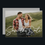 Moderne, trendige Schrift Save the Date Fotokarte<br><div class="desc">Mit einem horizontalen Single und einem "Save the Date" geschriebenen modernen Drehbuch ist diese Karte der perfekte Weg, um Ihre Verlobung und Ihre bevorstehende Hochzeit mit Freunden und Familie zu verkünden. Der weiße Text ist fett und modern, aber dennoch raffiniert. Der anpassbare Text auf der Vorderseite hat Platz für Namen,...</div>