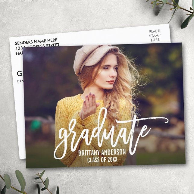 Moderne Trendy Brush Script Foto Graduation Party Einladungspostkarte (Customize to change your personalized text size or text style.)