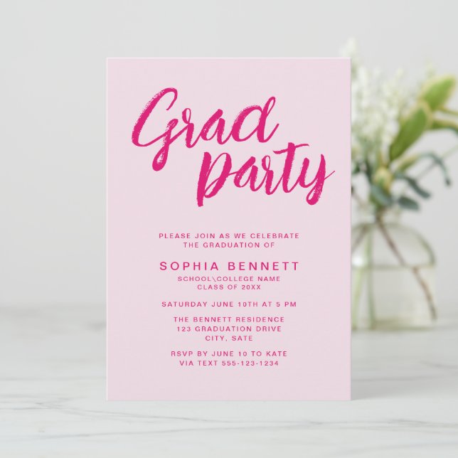 Moderne Trendy Pink Brush Script Graduation Party Einladung (Stehend Vorderseite)