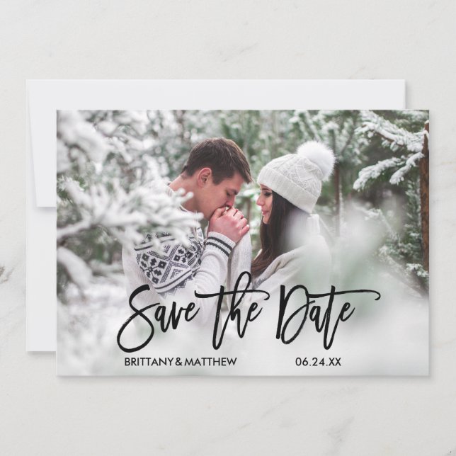 Moderne Trendy Pinsel Script Couple Foto Verlobung Save The Date (Vorderseite)