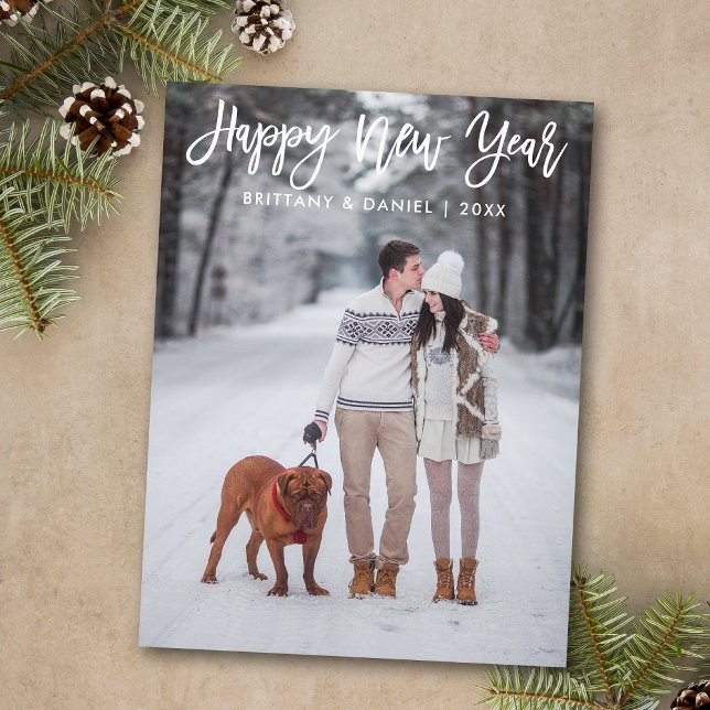 Moderne Trendy Pinsel Script Foto Happy New Year Postkarte (Customize to change your personalized text size or text style.)