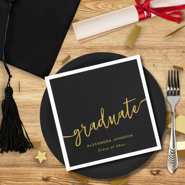Moderne Trendy Script Graduation Party Serviette (Elegant black and gold graduation party custom paper napkins with graduate name and class of 2025)