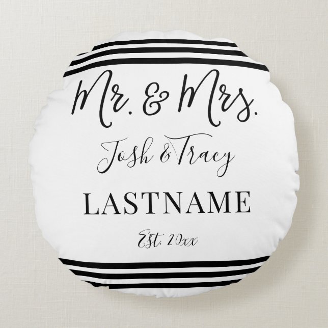 Moderne Trendy Script Personalisiert Mr. and Mrs. Rundes Kissen (Vorderseite)