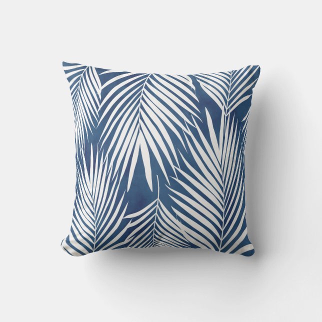 Moderne Tropic Blue White Palm Blätter Außenpool Kissen (Vorderseite)