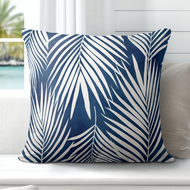 Moderne Tropic Blue White Palm Blätter Kissen (Elevate Your Décor: Discover our Elegant Coastal Throw Pillows in Blue & White)