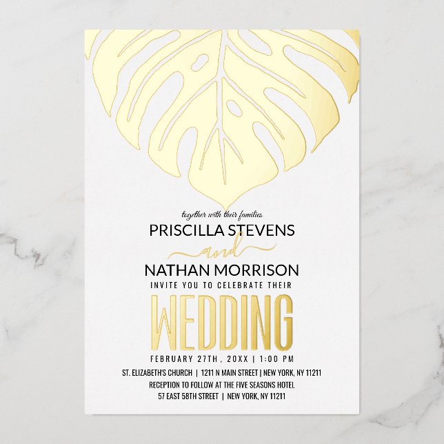 Moderne Tropical Swiss Cheese Leaf Gold Wedding Folieneinladung (Vorderseite)