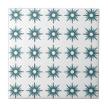 Moderne türkisfarbene Sternexplosion Muster Cer Fliese<br><div class="desc">Modernes, inspiriertes Design aus der Mitte des Jahrhunderts mit Vintagem Muster türkisblauer Sternexplosionen auf weißem Hintergrund. Einfaches, sauberes modernes Design. Erstellen Sie Ihr eigenes benutzerdefiniertes Muster, indem Sie ein neues Bild hochladen, oder wenden Sie sich mit der Schaltfläche "Nachricht" an den Designer, um Hilfe zu erhalten. So erstellen Sie Ihr...</div>