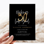 Moderne Typografie aus Schwarz und Gold zum 30.<br><div class="desc">Moderne 30. Geburtstagstypografie schwarz und gold Effekt Geburtstagseinladung. Modernes,  monochromes Skripttext. Teil einer Sammlung.</div>