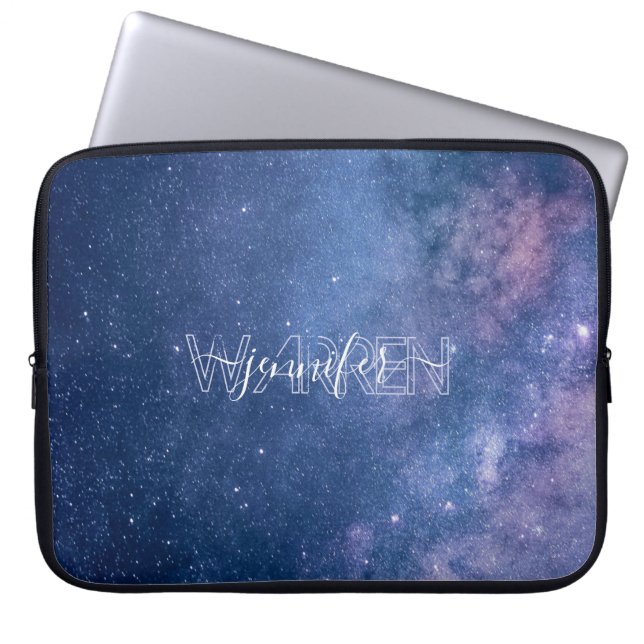 Moderne Typografie Blaue Lila Galaxie Laptopschutzhülle (Vorderseite)