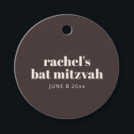 Moderne Typografie Braune Bat Mitzvah Personalisie Geschenkanhänger<br><div class="desc">Dieses personalisierte Bat-Mizwa-Geschenk-Tag enthält einen reichhaltigen braunen Hintergrund mit elfenbeinfarbener Creme-Typografie und einem sauberen, modernen Layout. Passen Sie den Namen und das Datum an, um es an Geschenktüten, Geschenke oder Party-Andenken während der Feier anzubringen. Die runde Form und die neutrale Farbpalette machen es einfach, es mit passendem Schreibwaren und Dekor...</div>