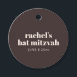 Moderne Typografie Braune Bat Mitzvah Personalisie Geschenkanhänger<br><div class="desc">Dieses personalisierte Bat-Mizwa-Geschenk-Tag enthält einen reichhaltigen braunen Hintergrund mit elfenbeinfarbener Creme-Typografie und einem sauberen, modernen Layout. Passen Sie den Namen und das Datum an, um es an Geschenktüten, Geschenke oder Party-Andenken während der Feier anzubringen. Die runde Form und die neutrale Farbpalette machen es einfach, es mit passendem Schreibwaren und Dekor...</div>