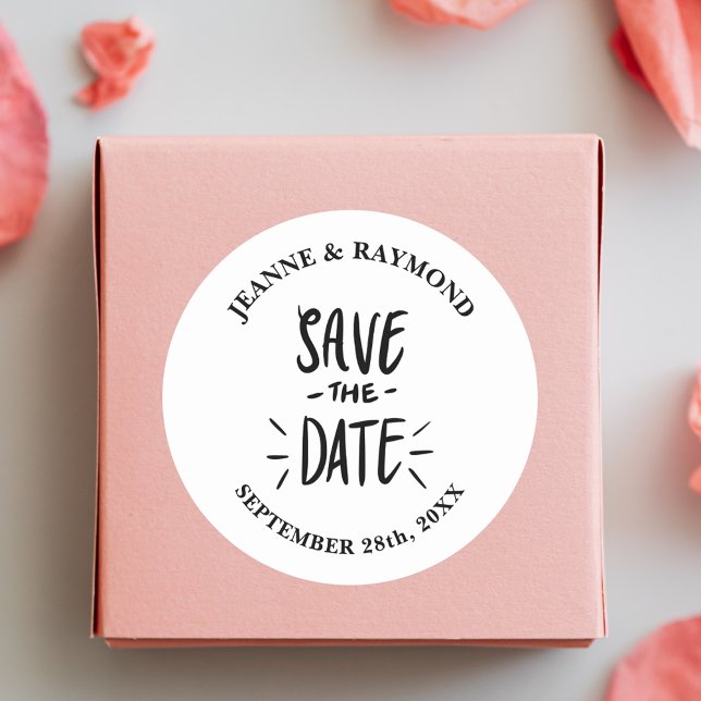 Moderne Typografie Custom Wedding Save the Date Runder Aufkleber (Modern typography save the date sticker adds stylish personalized charm to wedding mailings.)