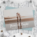 Moderne Typografie Drehbuch Bluephoto Weihnachten<br><div class="desc">Merry & Bright moderne Foto Weihnachtskarte. Modernes Schwarz-Weiß-Design für Ferien. Text mit einem modernen Rand. Handgemalte Polka dot spotty backer. Ändern Sie die Hintergrundfarbe,  um sie anzupassen.</div>