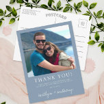 Moderne Typografie Dusty Blue Minimalistisches Fot Postkarte<br><div class="desc">Wir bedanken uns bei Ihnen in stilvollem Ambiente mit diesem modernen und sehr trendigen Foto für Ihre Hochzeit. Das Design ist leicht mit Ihrer eigenen Formulierung zu personalisieren und Ihre Familie und Freunde werden begeistert sein,  wenn sie diese fantastischen Dankesworte erhalten. Matching-Elemente finden Sie in der Auflistung.</div>