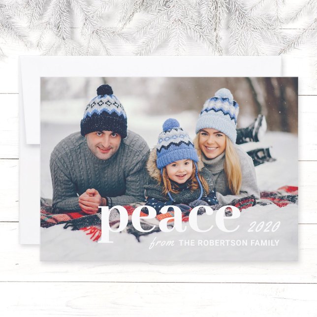 Moderne Typografie Familienweihnachtkarte Weihnach (Simple, modern Holiday family  photo Christmas card with the text "Peace", family name and year.)