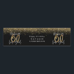 Moderne Typografie Gold Glitzer Chic 60. Geburtsta<br><div class="desc">Feiern Sie Ihren 60. Geburtstag stilvoll mit diesem Schwarz-,  Weiß- und Goldeffekt,  der 60 Party-,  Wein-,  Bier- und Wasseretiketten aussieht. Modernes Design mit Skripttext und fett formatierter Grafik. Ändern Sie die Farbe,  um sie anzupassen. Teil einer Sammlung.</div>