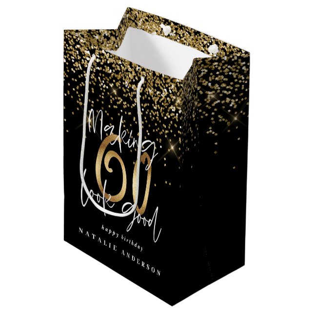 Moderne Typografie Gold Glitzer Chic 60. Geburtsta Mittlere Geschenktüte (Vorderseite Schrägansicht)