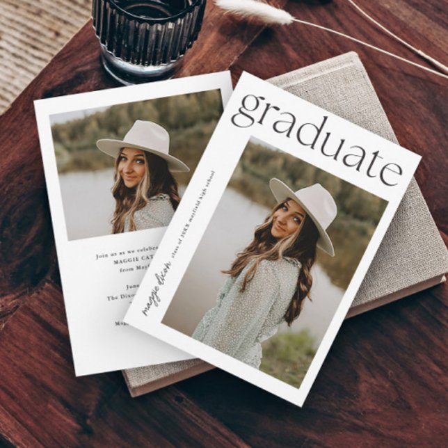 Moderne Typografie Graduate 2 Foto Abschluss Einladung (Modern typography graduate 2 photo graduation invitation.)