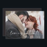 Moderne Typografie Hochzeit Save the Date verschob<br><div class="desc">Liebe ist geduldig. Moderne klassische Typografie fett verschoben Hochzeit speichern Sie die Dattelkarte. Mit moderner,  eleganter Typografie und gestreiftem Backer-Design. Farben können individuell angepasst werden.</div>