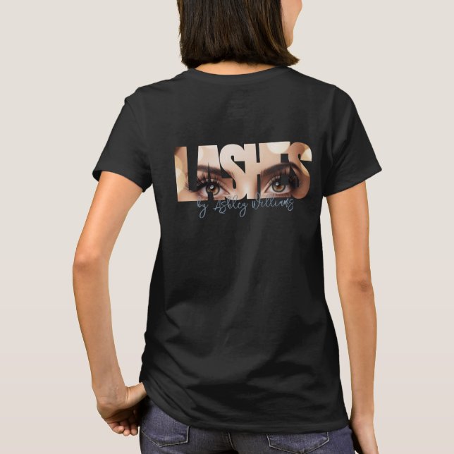 Moderne Typografie "LASHES by" lash artist T-Shirt (Rückseite)
