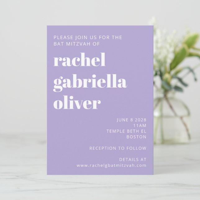 Moderne Typografie Lavender Lila Bat Mitzvah Einladung (Stehend Vorderseite)