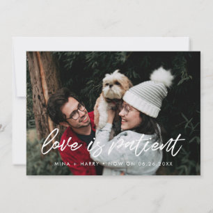 Moderne Typografie Liebe ist geduldig Hochzeitsupd Ankündigung